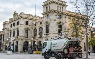 Imatge d'un vehicle d'Smatsa davant l'Ajuntament de Sabadell | Roger Benet